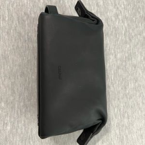 Calpak Hue Toiletry Bag in Black